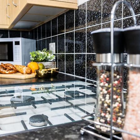 Td Stourb Dudley - Luxurious 3 Bedroom House - Sleeps 7 - Dy1 - Long And Short Stay Brierley Hill Zewnętrze zdjęcie