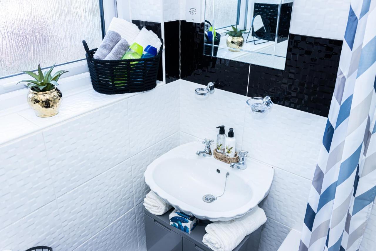Td Stourb Dudley - Luxurious 3 Bedroom House - Sleeps 7 - Dy1 - Long And Short Stay Brierley Hill Zewnętrze zdjęcie