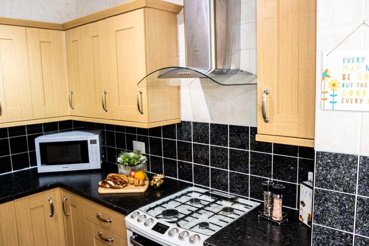 Td Stourb Dudley - Luxurious 3 Bedroom House - Sleeps 7 - Dy1 - Long And Short Stay Brierley Hill Zewnętrze zdjęcie