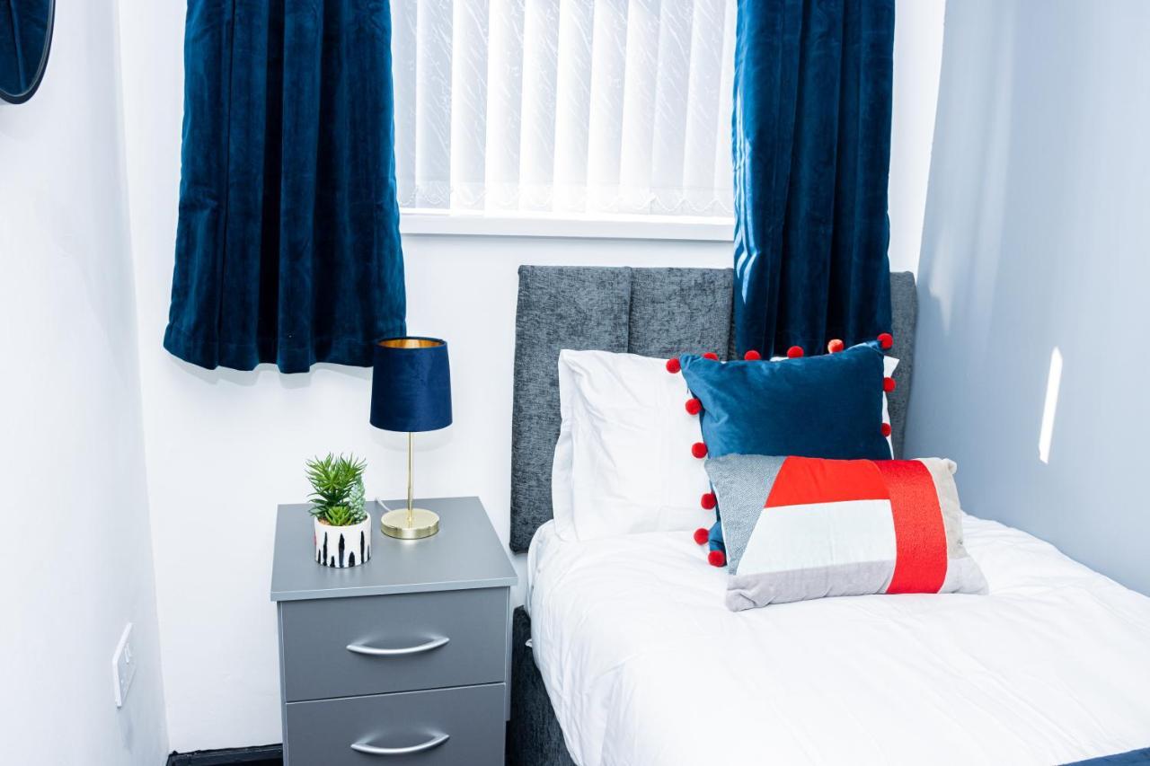 Td Stourb Dudley - Luxurious 3 Bedroom House - Sleeps 7 - Dy1 - Long And Short Stay Brierley Hill Zewnętrze zdjęcie