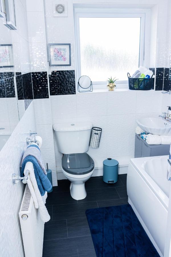 Td Stourb Dudley - Luxurious 3 Bedroom House - Sleeps 7 - Dy1 - Long And Short Stay Brierley Hill Zewnętrze zdjęcie
