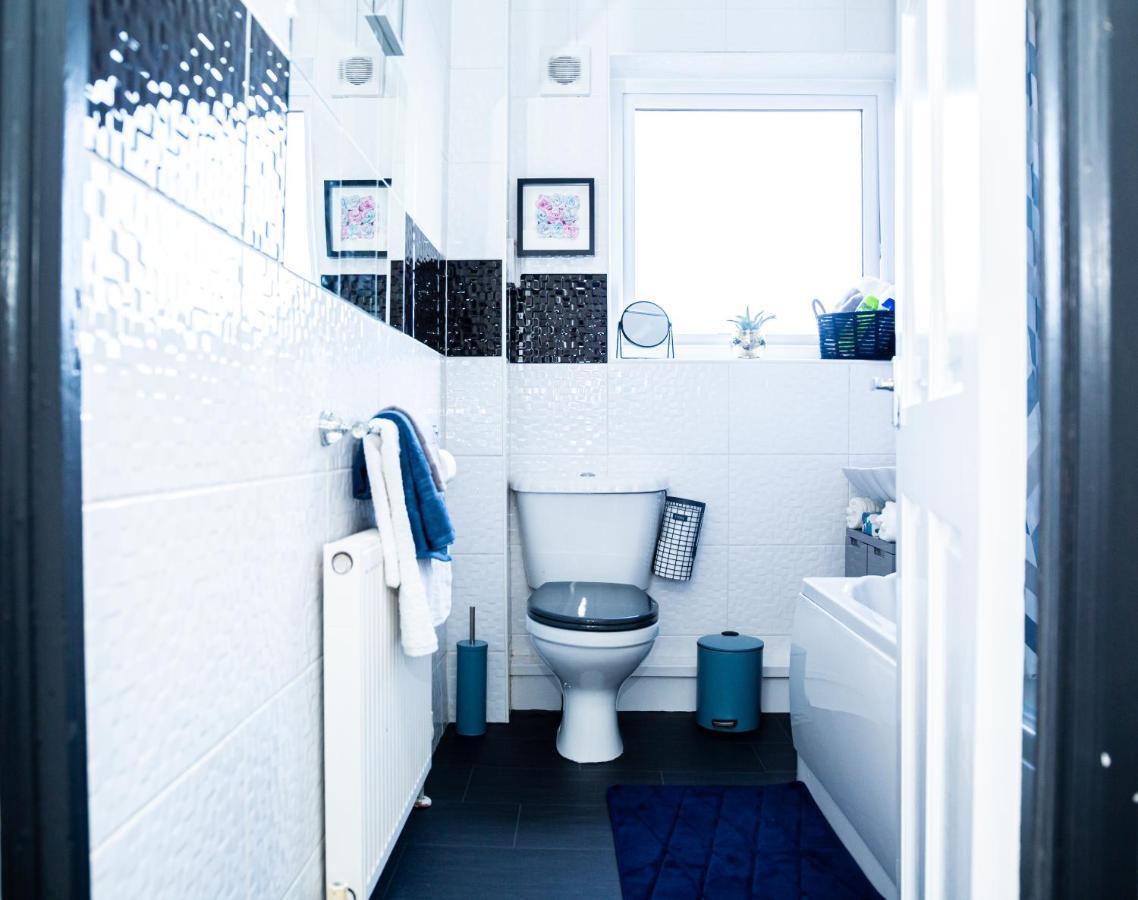 Td Stourb Dudley - Luxurious 3 Bedroom House - Sleeps 7 - Dy1 - Long And Short Stay Brierley Hill Zewnętrze zdjęcie