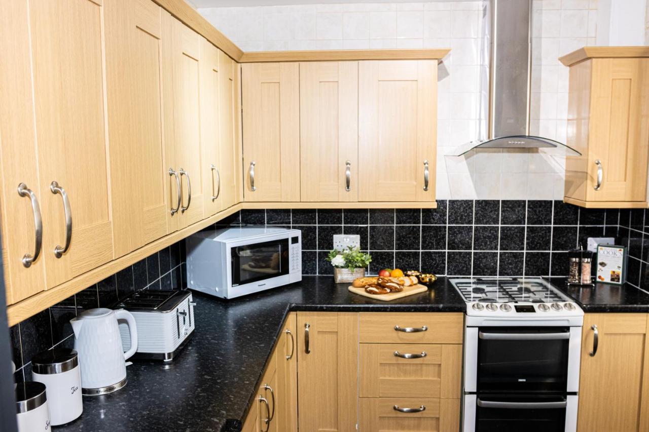 Td Stourb Dudley - Luxurious 3 Bedroom House - Sleeps 7 - Dy1 - Long And Short Stay Brierley Hill Zewnętrze zdjęcie